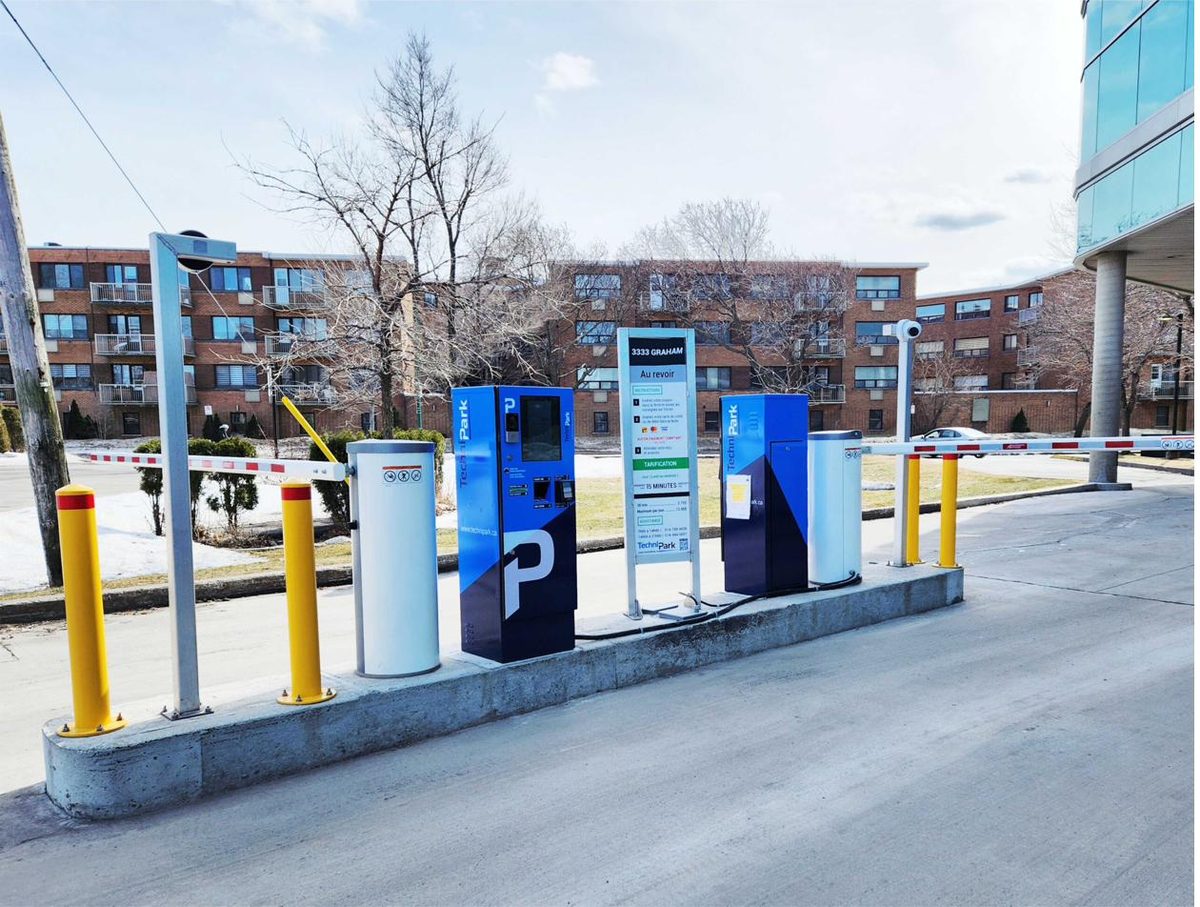 TechniPark, région de Montréal — station de paiement, bornes de voie et barrières aux couleurs de TechniPark.